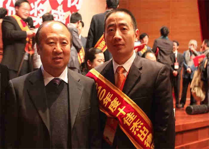 <b>张智勇大律师和读者文章董事长吉西平合影</b>